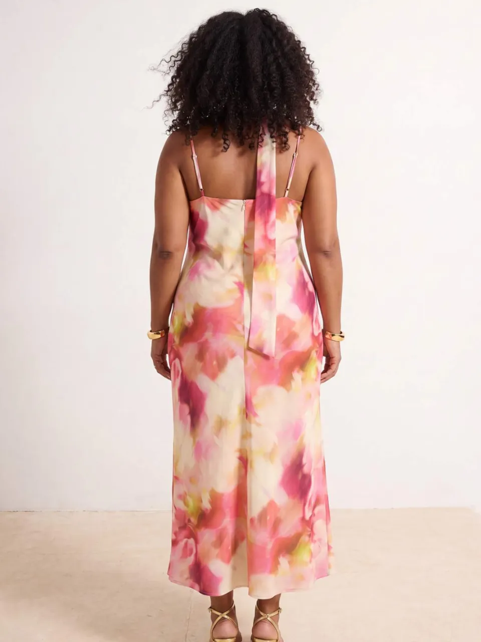 Trendyol Curve Dames Meerkleurig Bloemen Maxi Mouwloos Recht Grote maten Jurk veelkleurig, foto 2