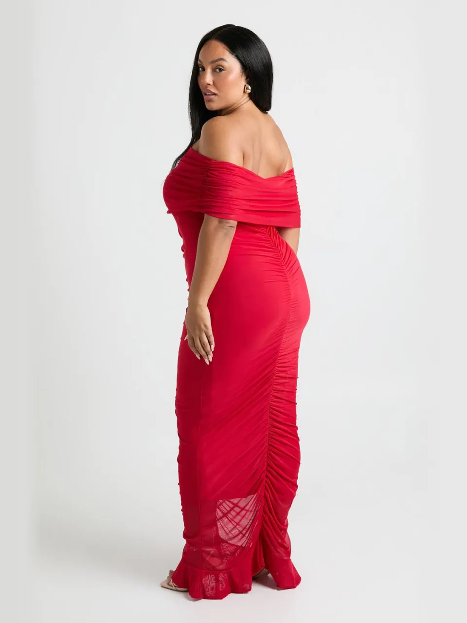boohoo Dames Plus Mesh Bardot geraffeld maxi-jurk rood, foto 2