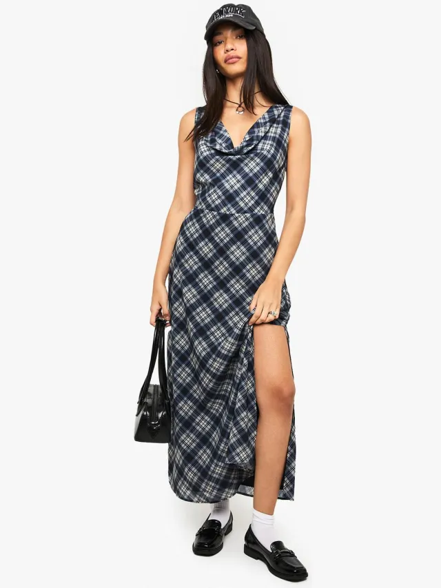 boohoo Dames Bekijk de chiffon midaxi-jurk met draperende kraag. Marineblauw