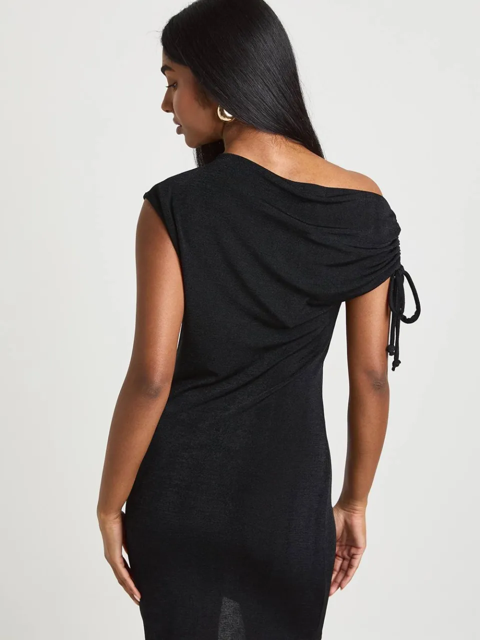 boohoo Dames Acetaat Slinky Asymmetrische Schouder Geplooid Detail Mini Jurk zwart, foto 3