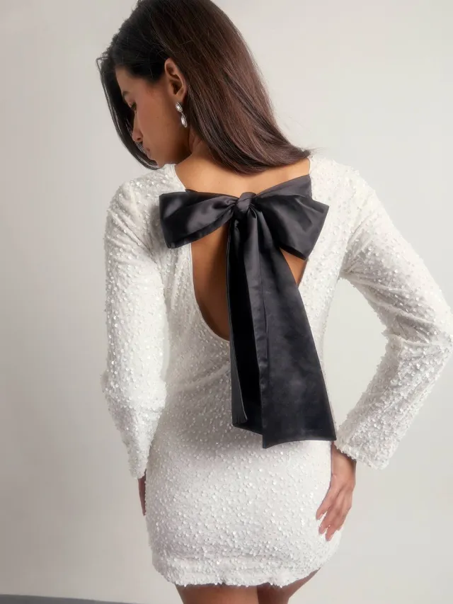 boohoo Dames Petite fluwelen pailletten strik op de rug mini-jurk wit, foto 2
