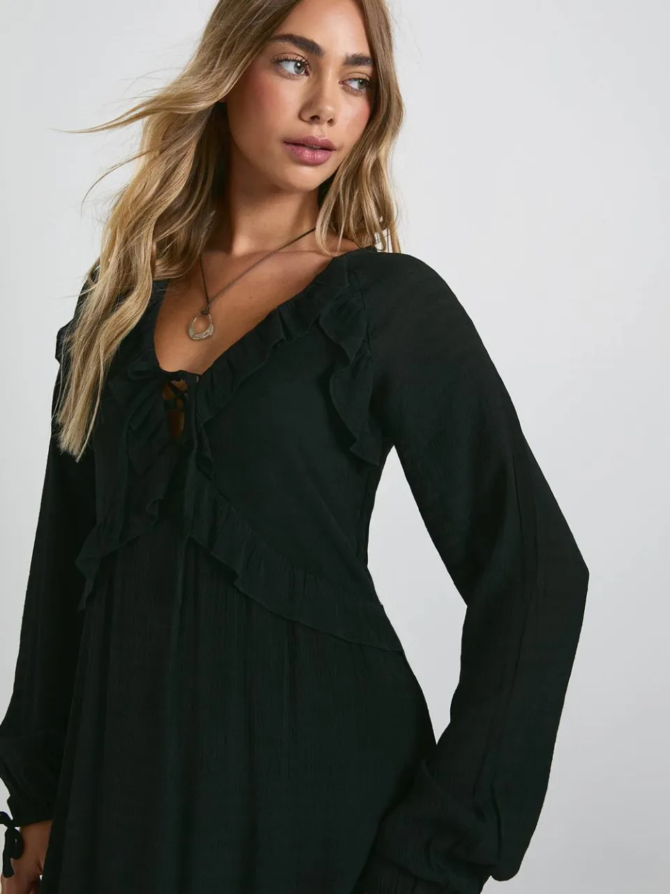 boohoo Dames Lange mouw maxi jurk met franje detail zwart, foto 3