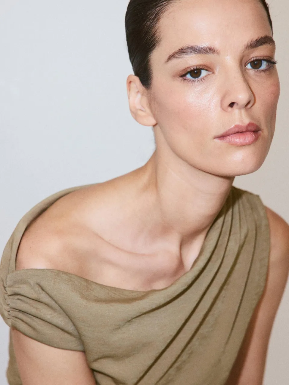 Mango korte off shoulder jurk - lichtkaki, foto 6