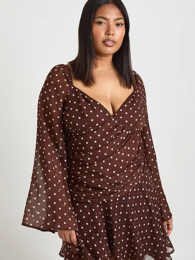 boohoo Dames Plus Size Polkadot Chiffon Godet Skater Chocoladebruin