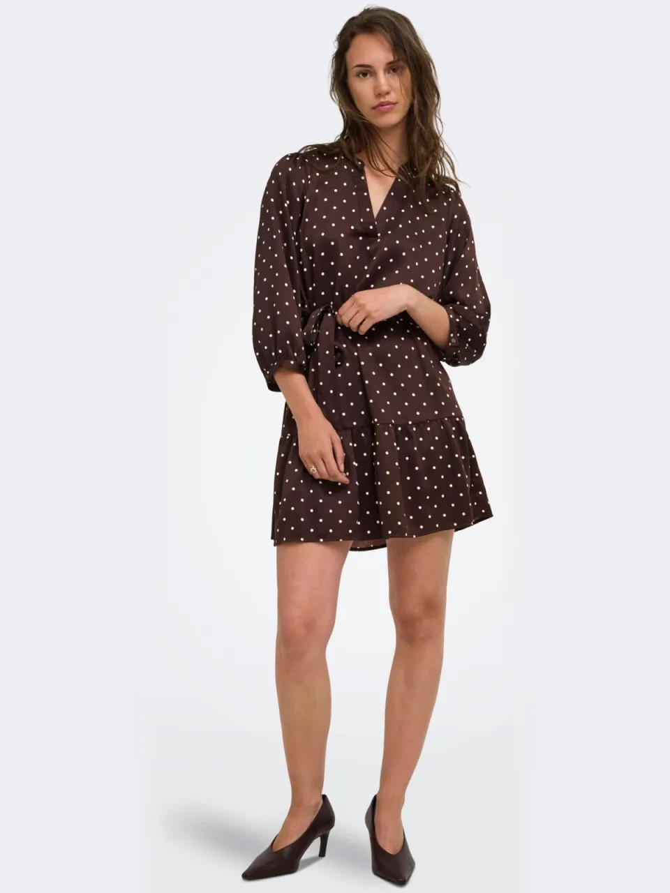 Only mini jurk met ceintuur en stippen - bruin, foto 3