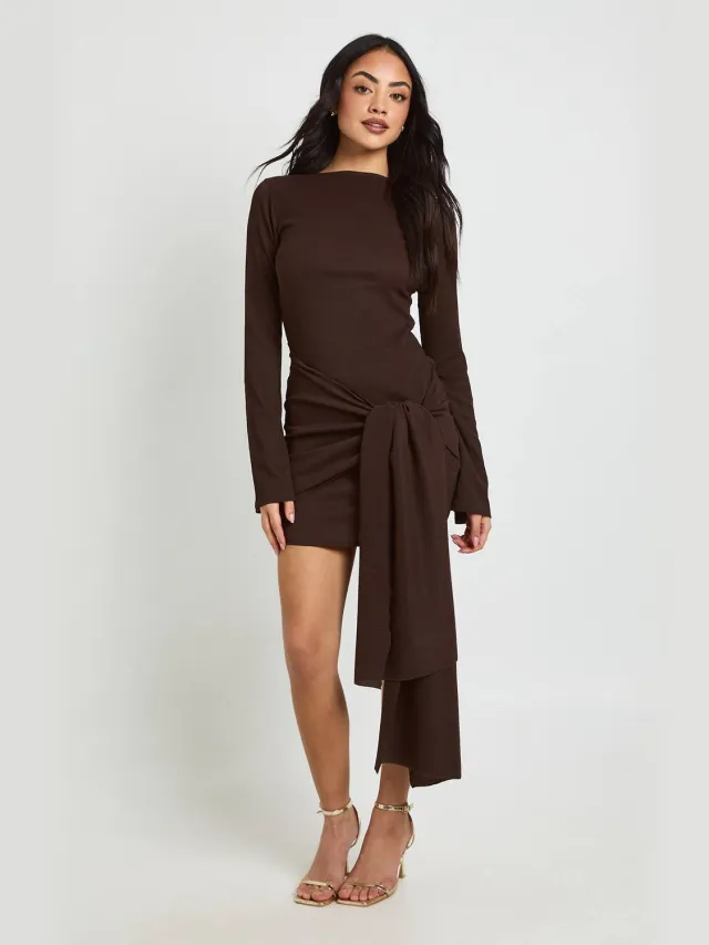 boohoo Dames Gestructureerde Wikkel Mini Jurk Met Strikdetail Chocoladebruin