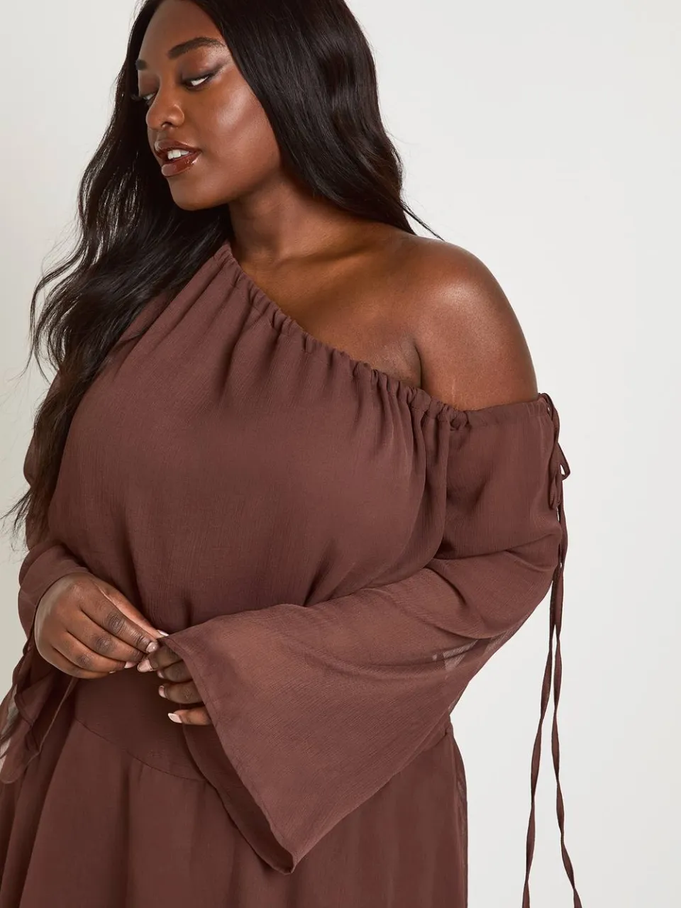 boohoo Dames Plus Size Chiffon Asymmetrische Skater Jurk chocoladebruin, foto 4