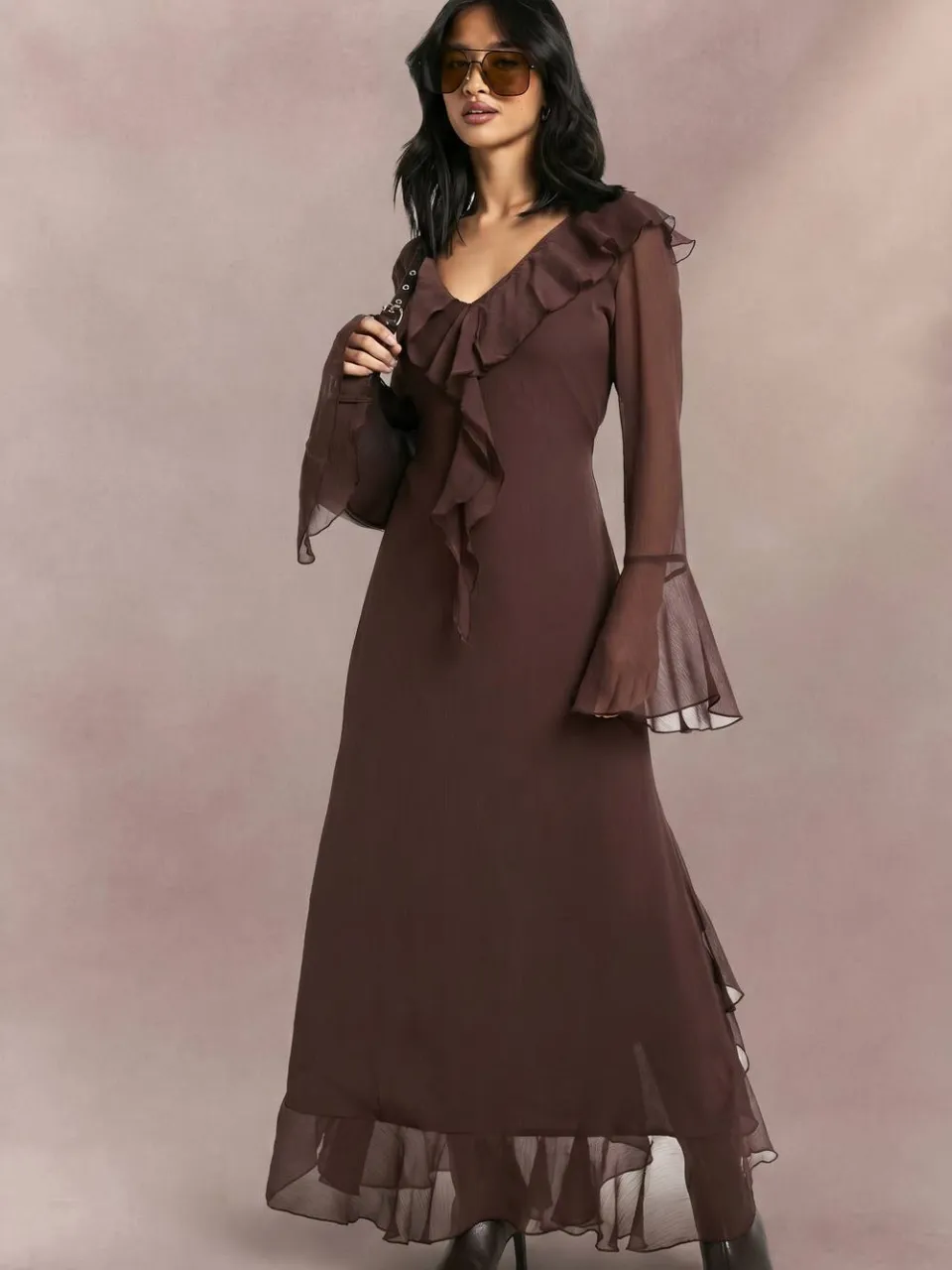 boohoo Dames Petite Chiffon Maxi-Jurk met Ruches, Uitlopende Mouwen en Ceintuur chocoladebruin, foto 2