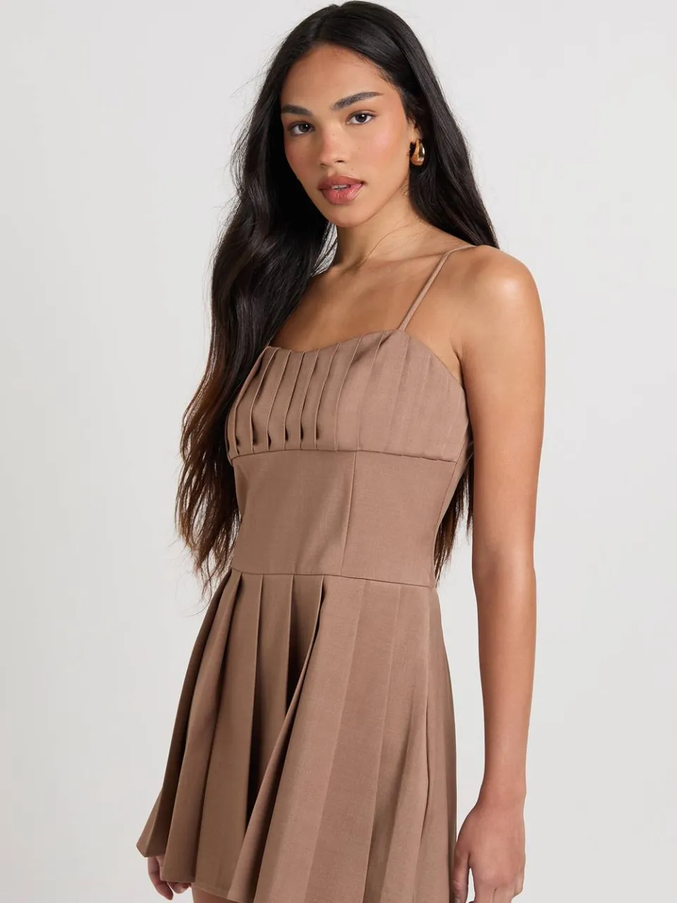 boohoo Dames Getailleerde Mini Jurk met PlooiDetail taupe, foto 3