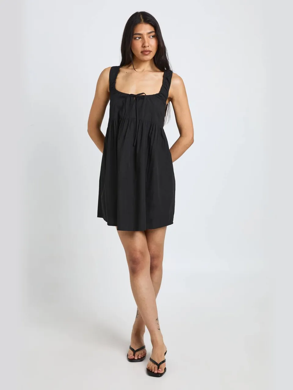 boohoo Dames Lange Jurk Met Strikdetail Vooraan Mini Smock Model zwart, foto 2