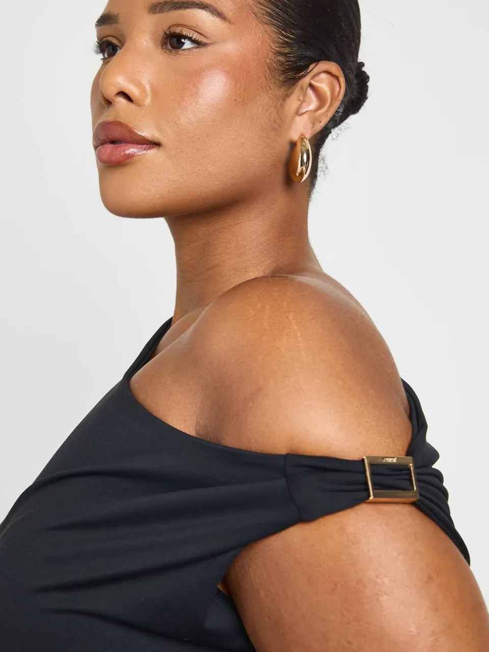 boohoo Dames Plus Dubbele Laag Asymmetrische Trim Detail Maxi Jurk zwart, foto 2