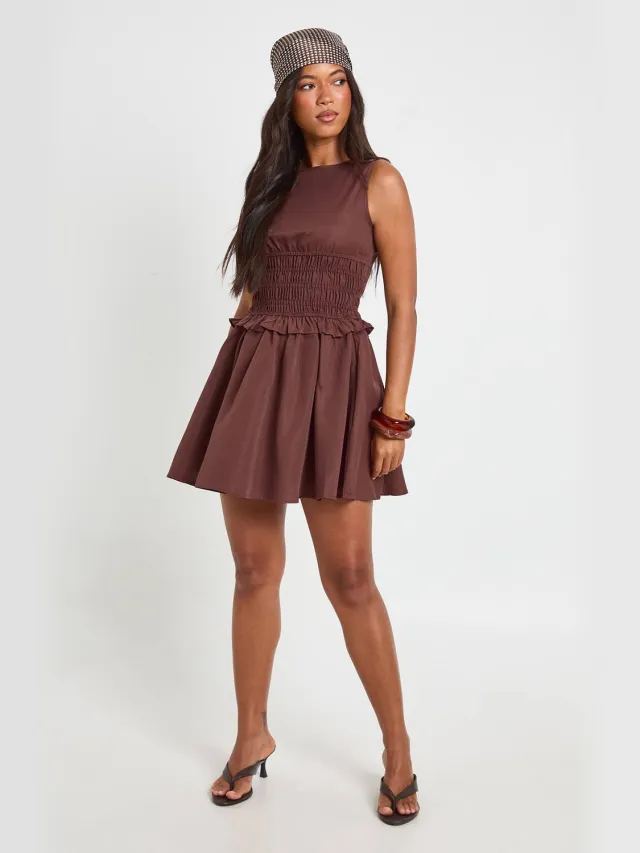 boohoo Dames Mouwloze Mini-jurk Met Gerimpelde Taille Chocoladebruin