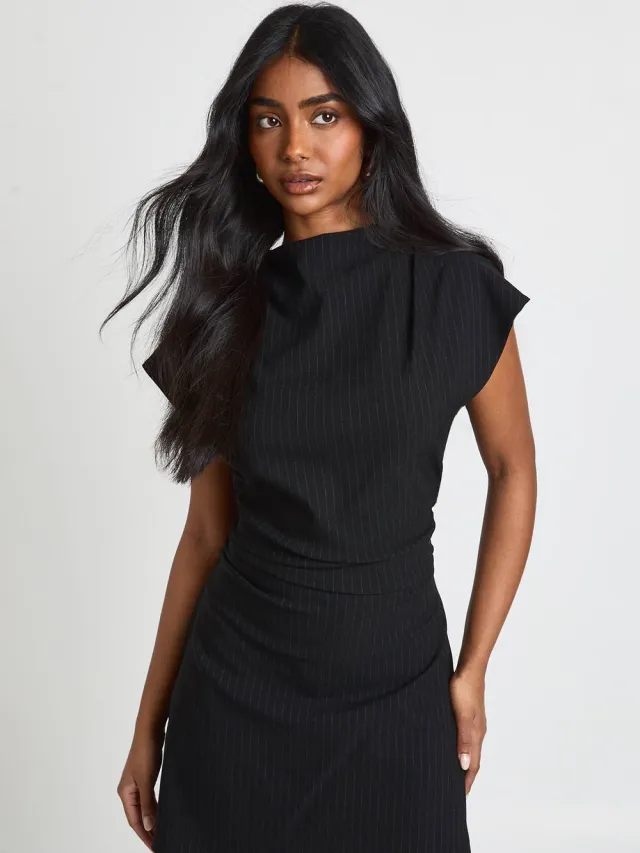 boohoo Dames Gestreepte Gerimpelde Hoge Hals Korte Mouw Rechte Jurk Zwart