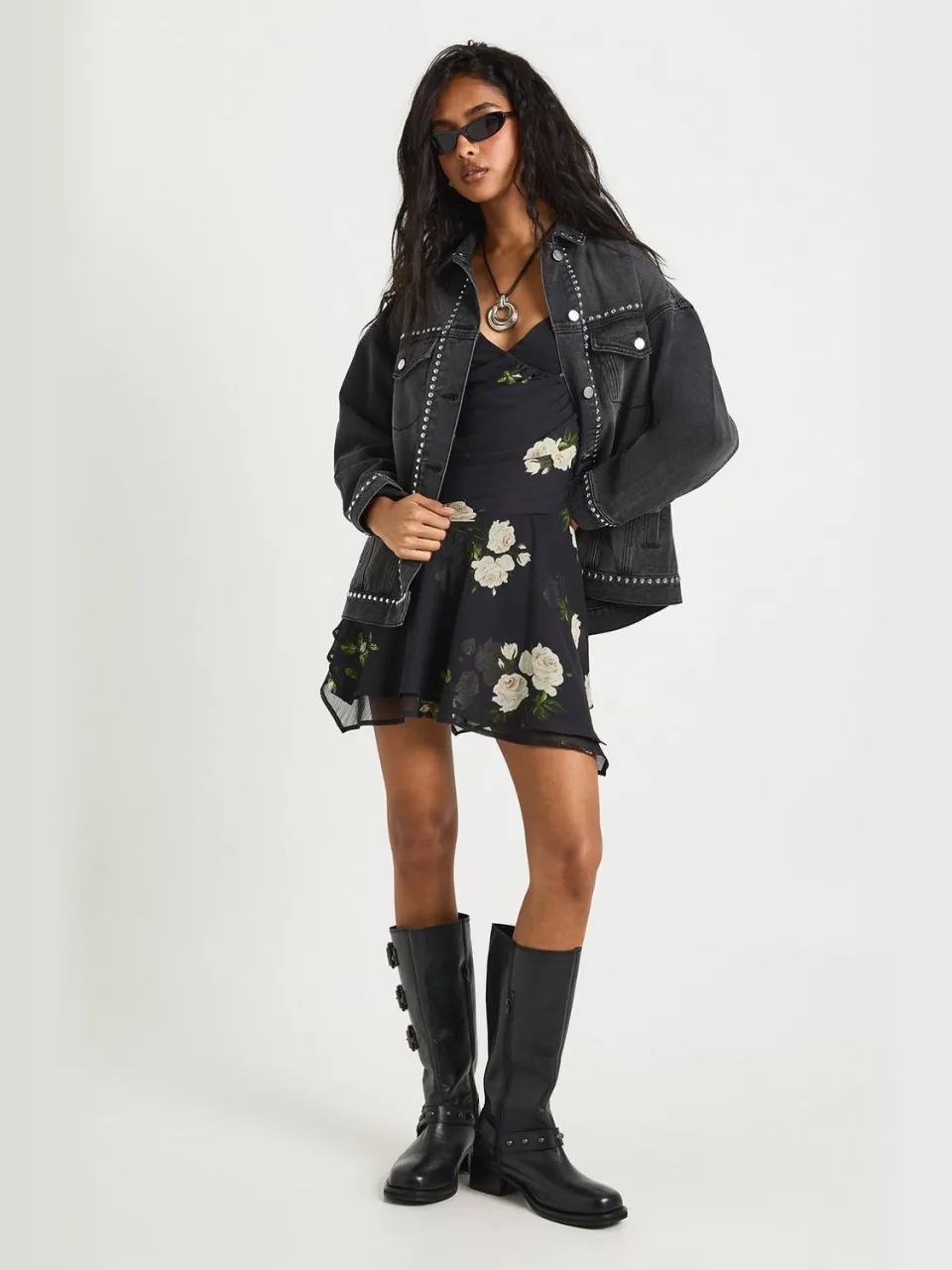 boohoo Dames Florale gerafelde hartvormige geplooide skaterjurk zwart, foto 3