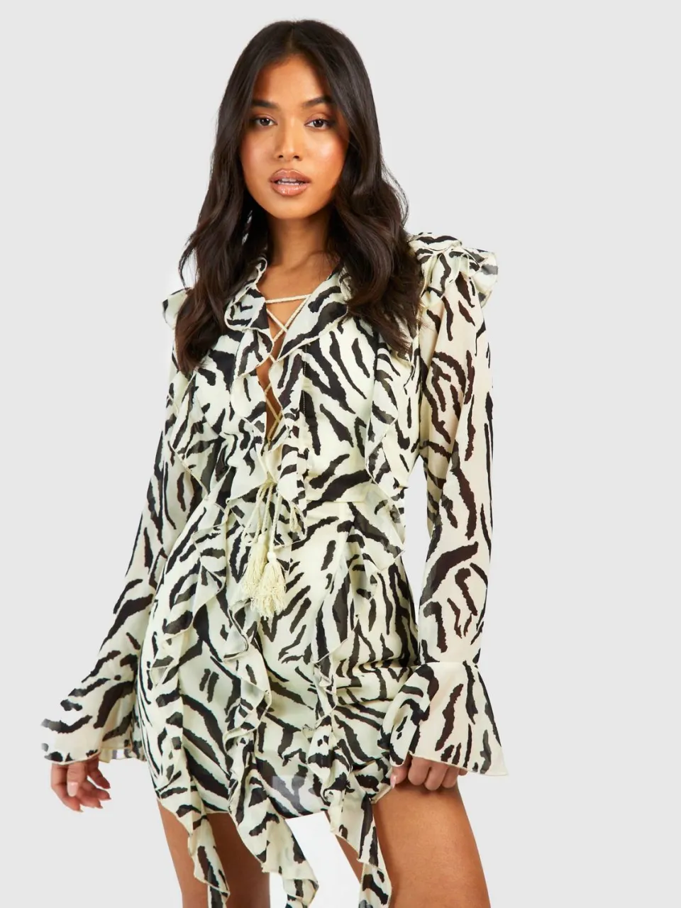 boohoo Dames Petite Zebra Ruffle Boho Mini Jurk ivoor, foto 3