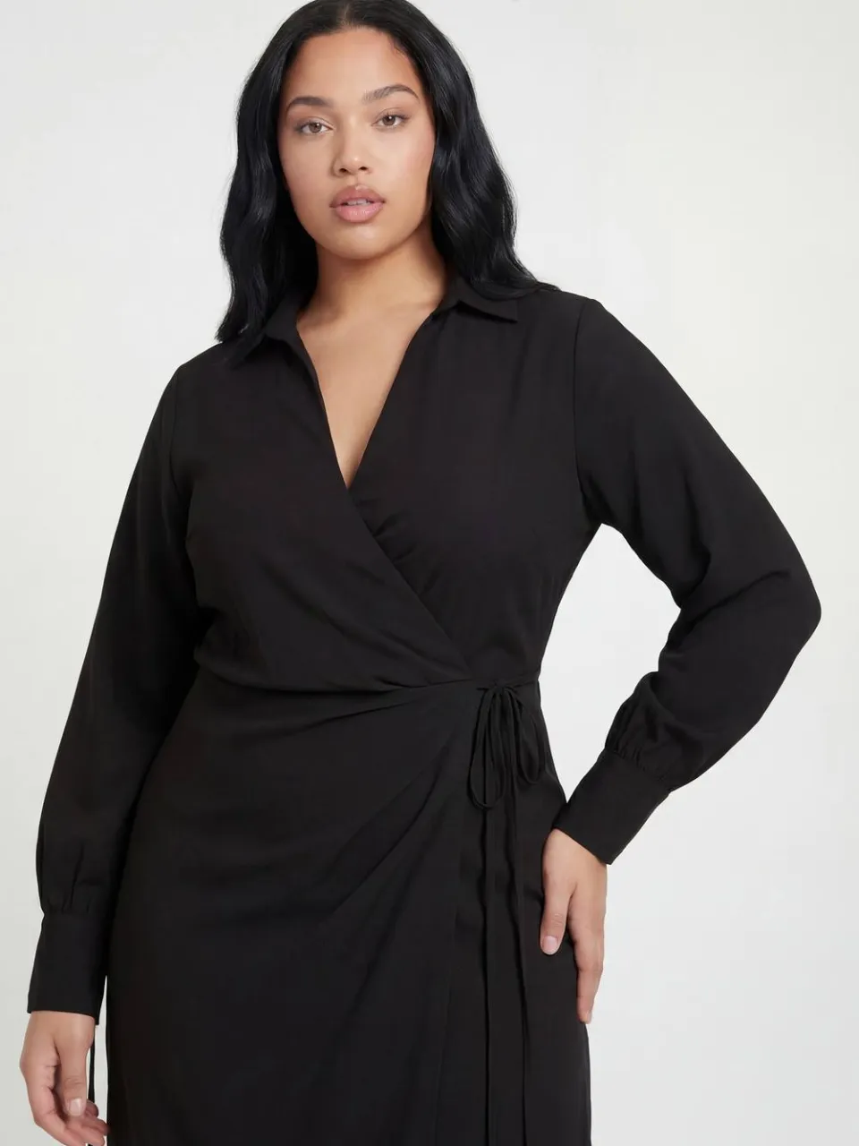 boohoo Dames Plus Geweven Wikkel Jurk Met Strikdetail Midaxi zwart, foto 2
