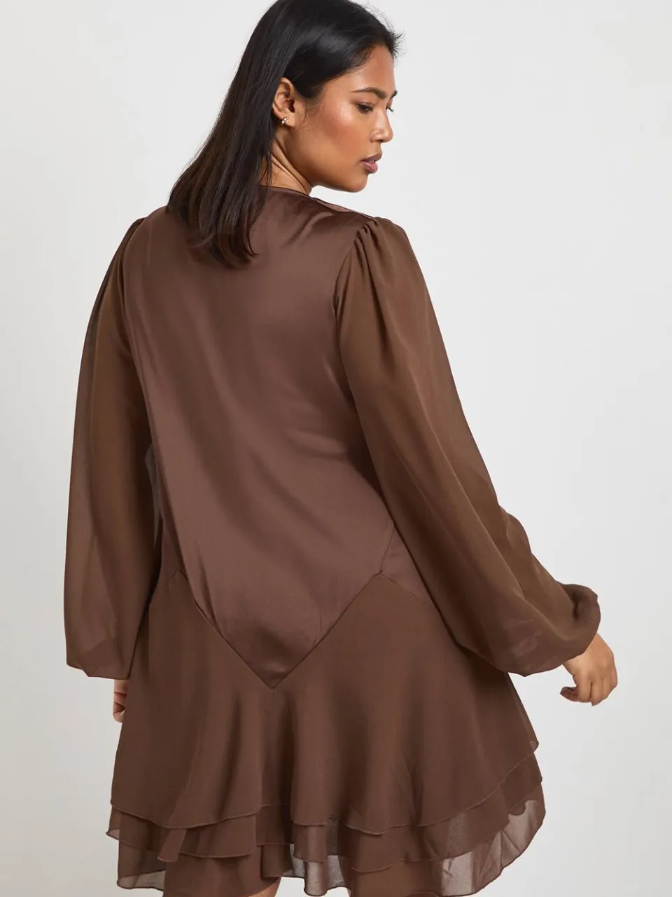 boohoo Dames Plus Chiffon Mix Panelen Smock Jurk chocoladebruin, foto 2