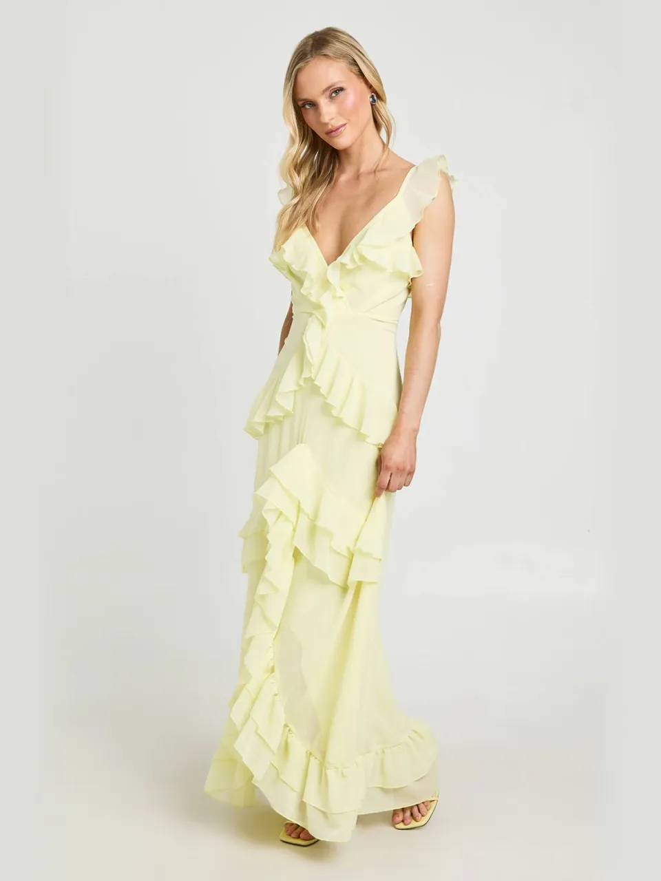 boohoo Dames Petite Chiffon Gelaagde Ruches Detail Maxi Jurk citroen, foto 3
