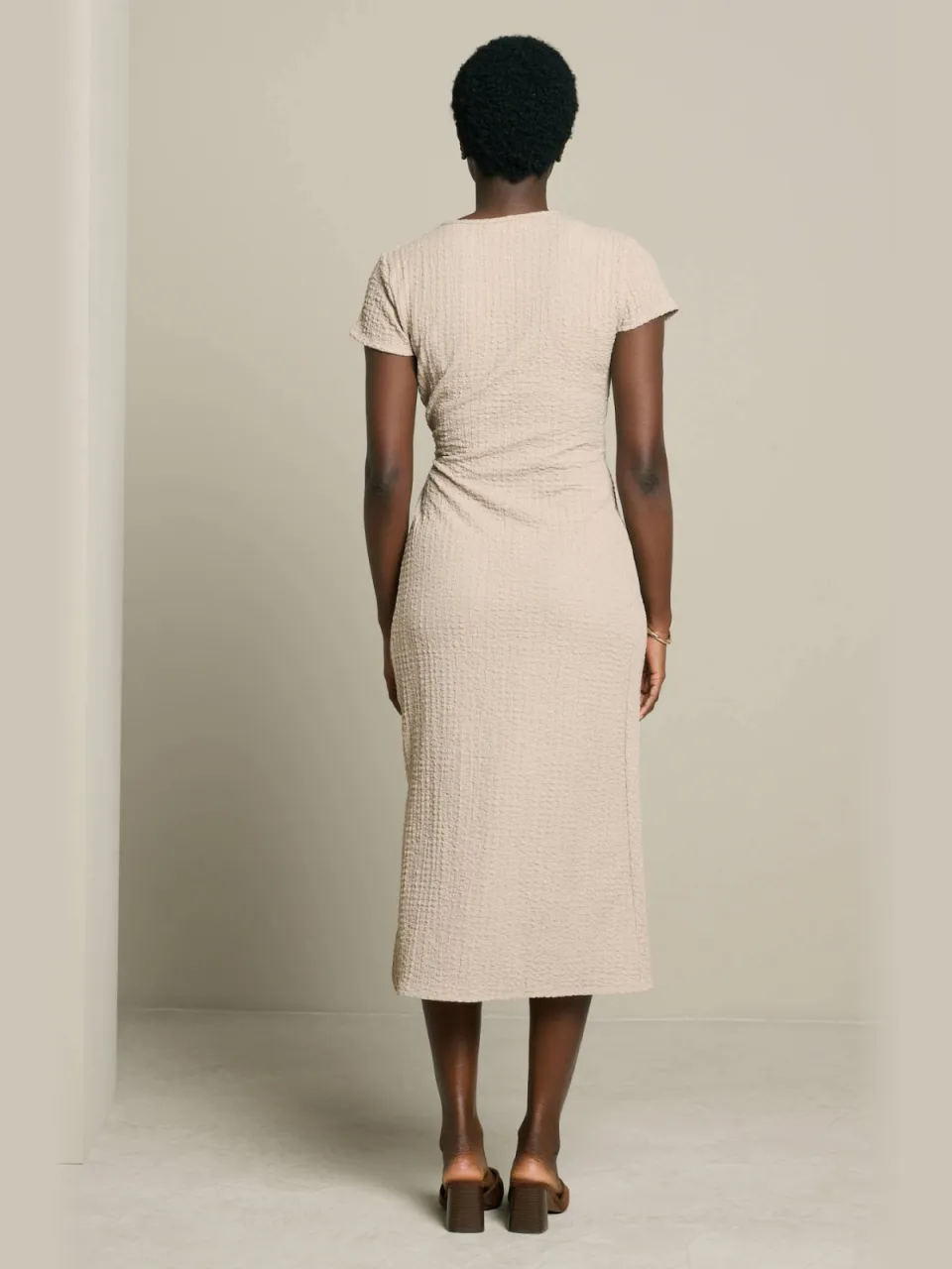 LOLALIZA midi jurk met knoopdetail - taupe, foto 3