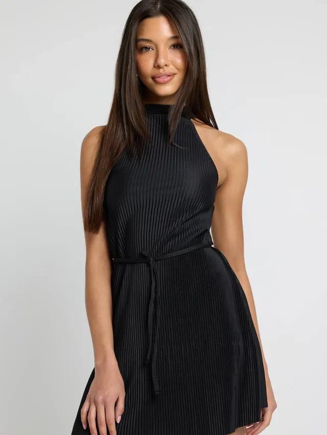 boohoo Dames Plisse Hoogsluitende Shift Jurk Met Strikceintuur Zwart
