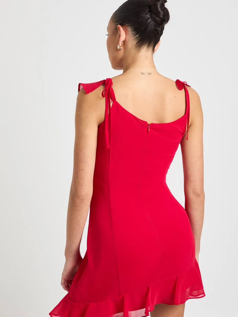 boohoo Dames Chiffon Mini Jurk met Ruffle Details en Asymmetrische Snit scharlaken, foto 2