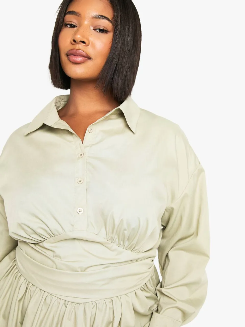 boohoo Dames Plus skater-shirtjurk met geplooide taille en detail licht kaki, foto 4