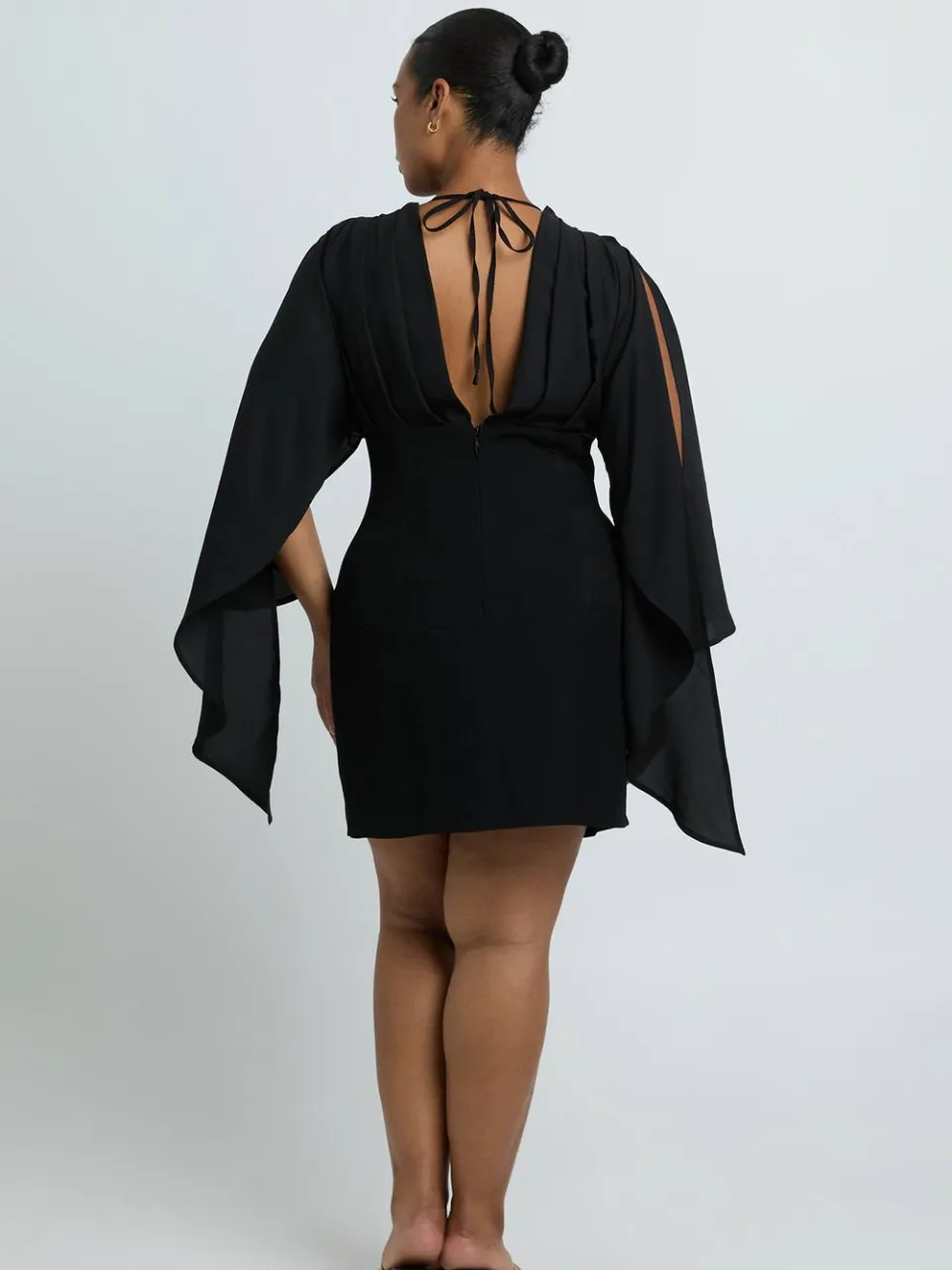 boohoo Dames Plus Chiffon Mix Cape Mouw Corset Mini Jurk zwart, foto 3
