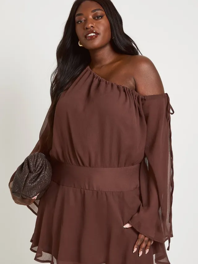 boohoo Dames Plus Size Chiffon Asymmetrische Skater Jurk Chocoladebruin