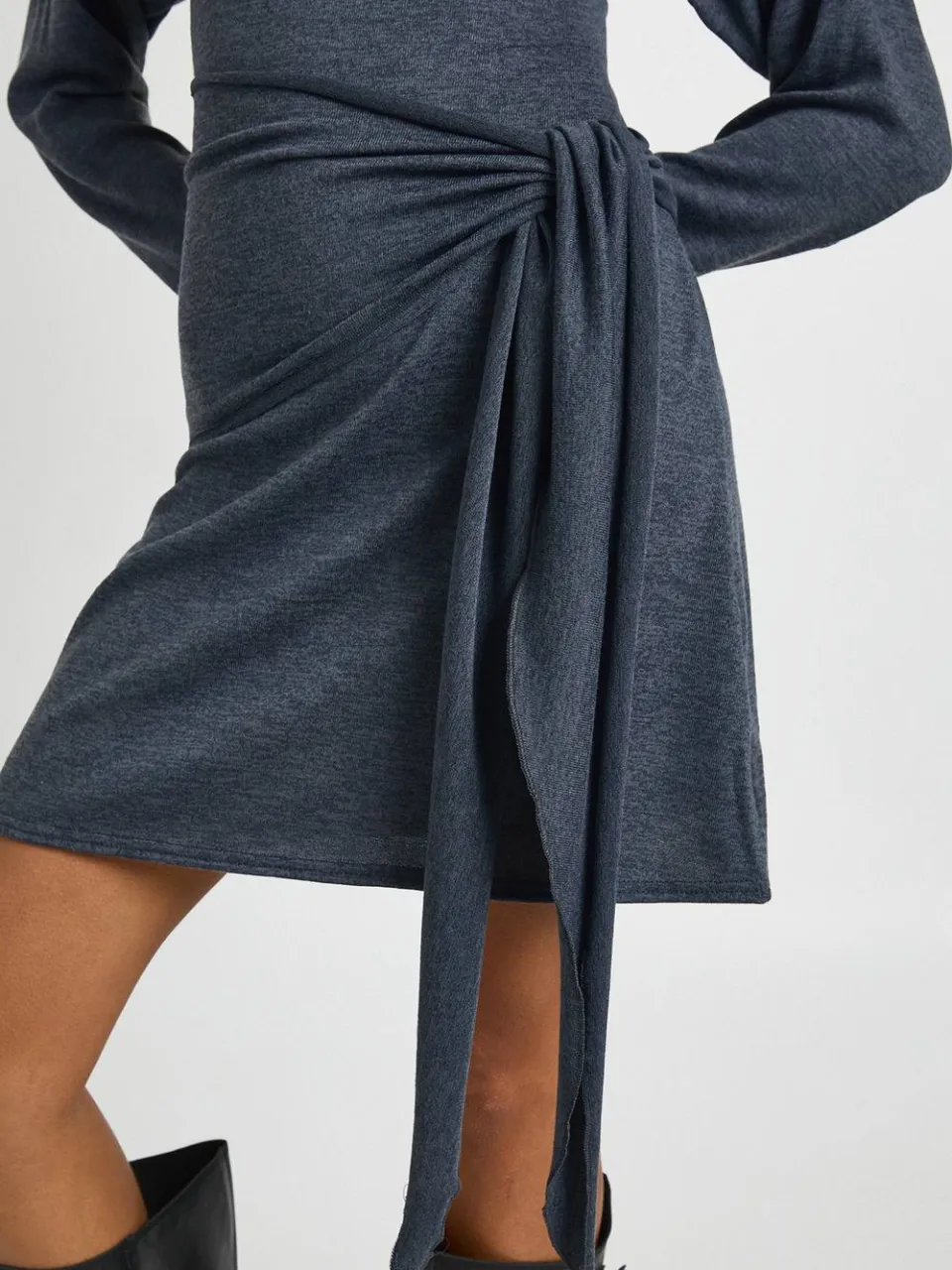 boohoo Dames Marl Asymmetrische Schouder Strikceintuur Mini Jurk leisteen blauw, foto 4