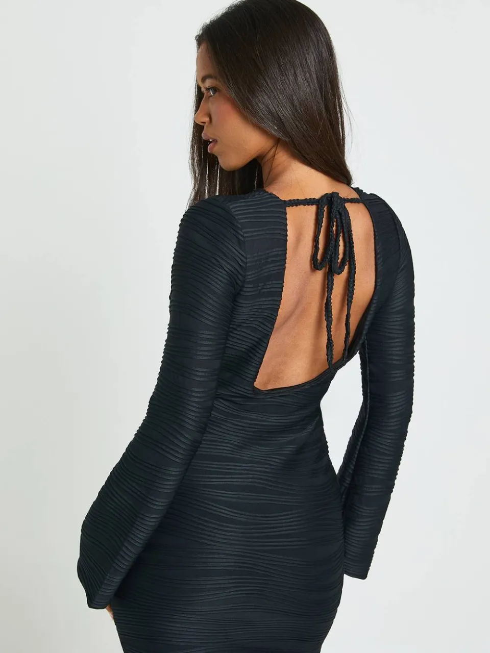 boohoo Dames Getextureerde Mini Jurk met Wijde Mouwen zwart, foto 3
