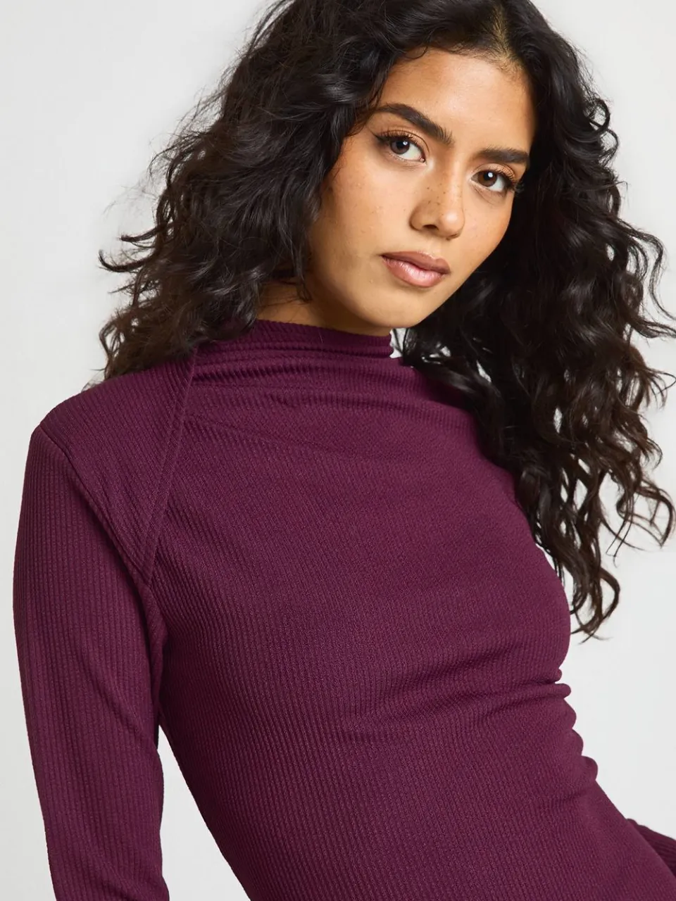 boohoo Dames Geribbelde Mini Jurk met Aangegroeid Halsgedeelte en Lange Mouwen wijn, foto 4