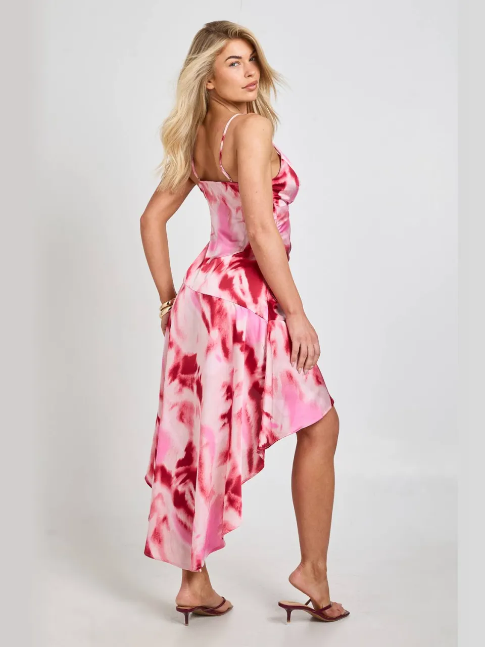 boohoo Dames Bedrukte Satijnen Asymmetrische Maxi Jurk roze, foto 2