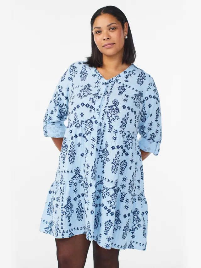 Zizzi korte zomerjurk met all over print lichtblauw