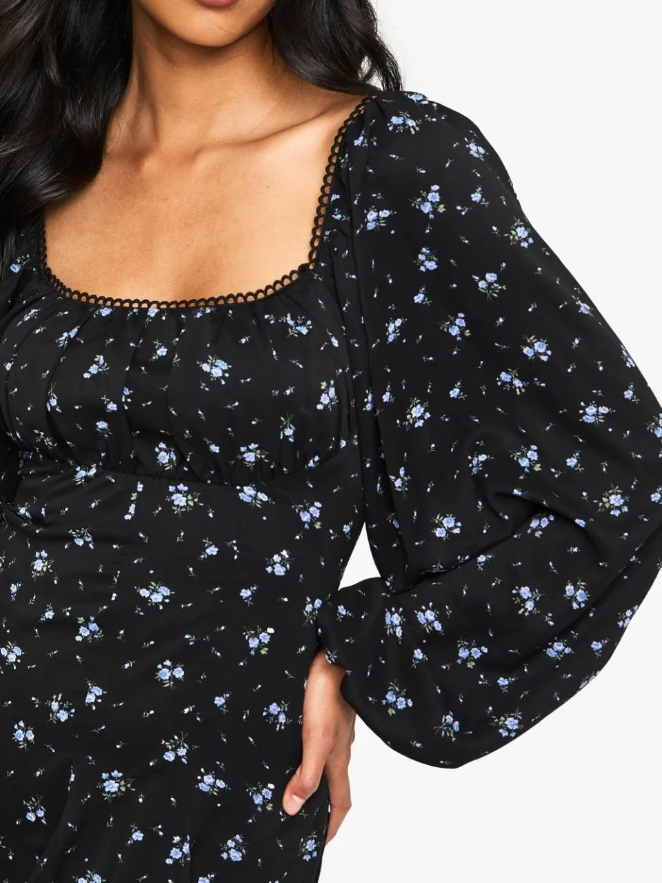 boohoo Dames Bloemige melkmeid-godetzoom lange mouw mini-jurk zwart, foto 4