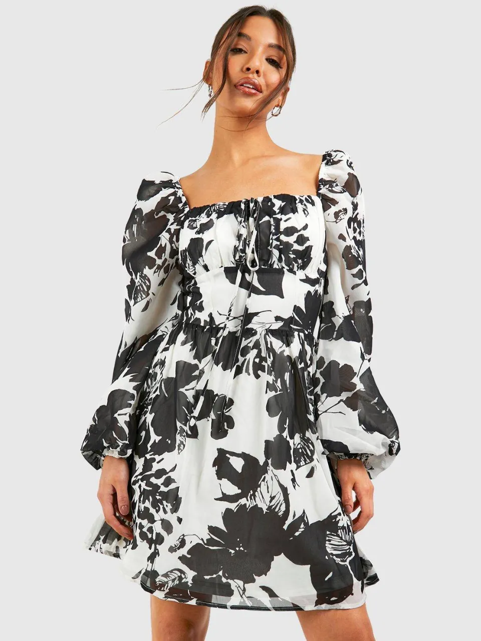 boohoo Dames Floraal Gerunste Boezem Mini Melkmeisjejurk crème, foto 3