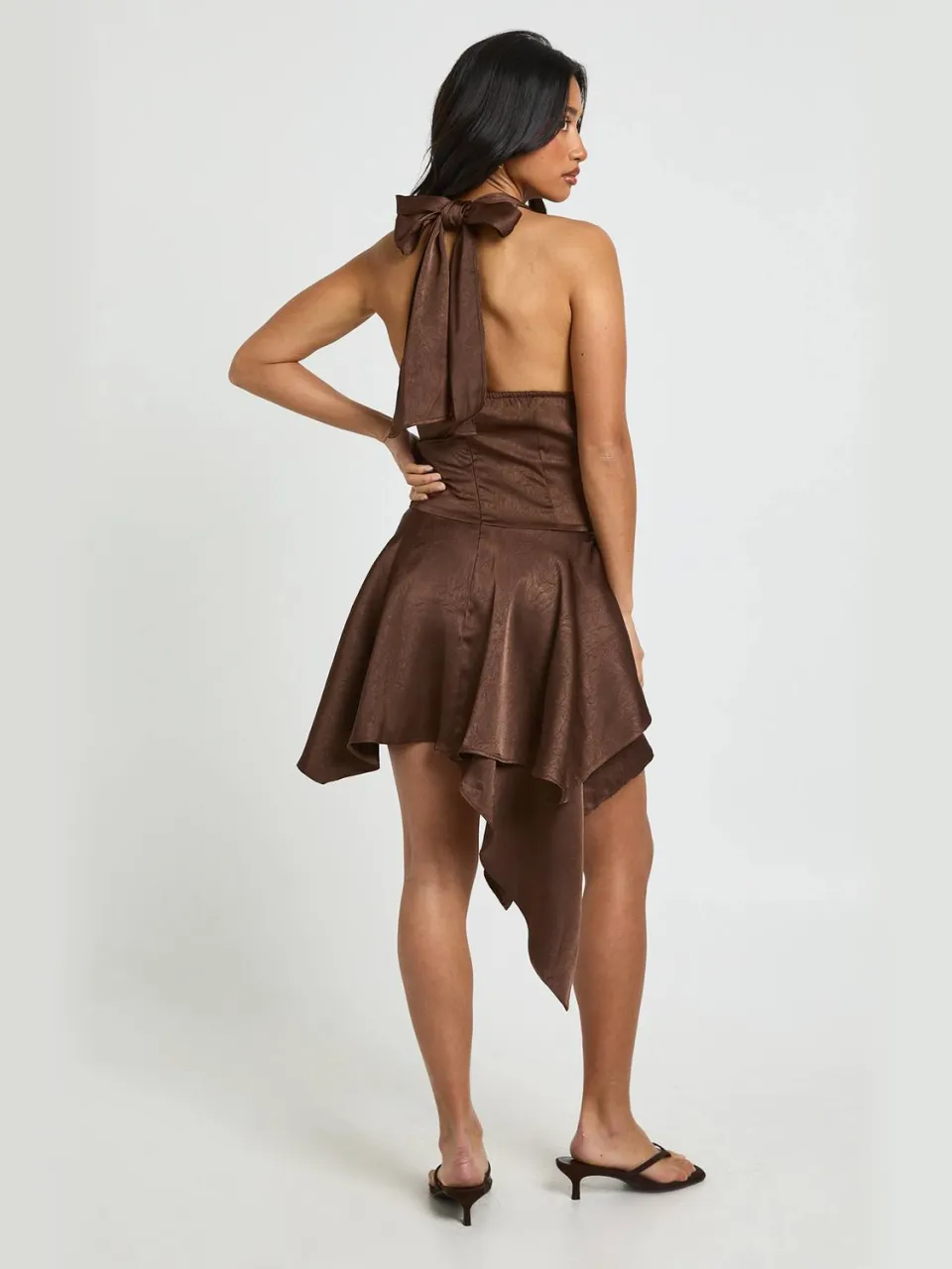 boohoo Dames Petite Getextureerde Satijnen Cowl Hals Mini Jurk chocoladebruin, foto 2