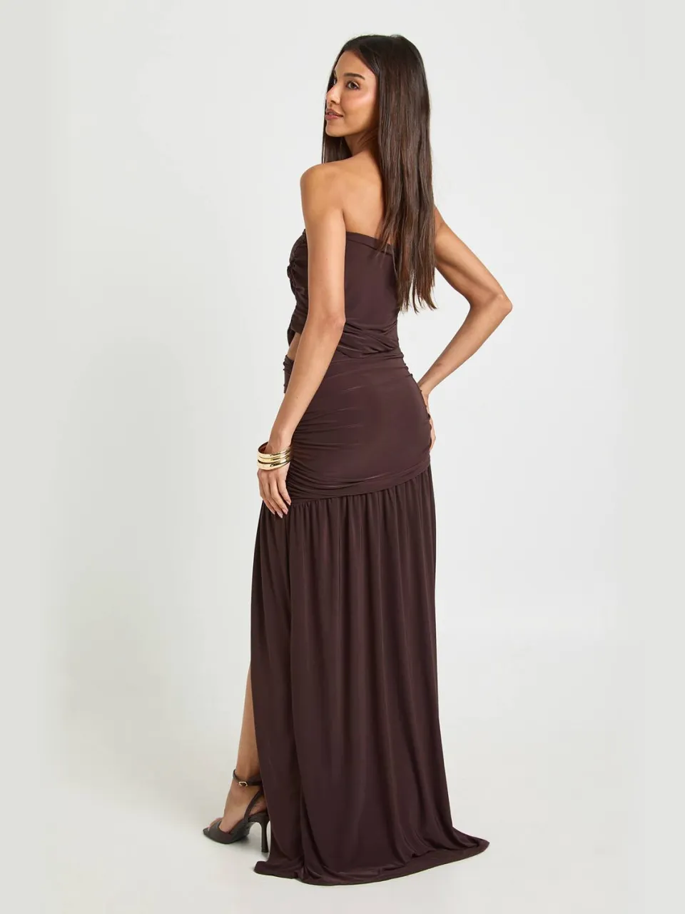 boohoo Dames Asymmetrische Bardot Geplooi Maxi Jurk chocoladebruin, foto 2