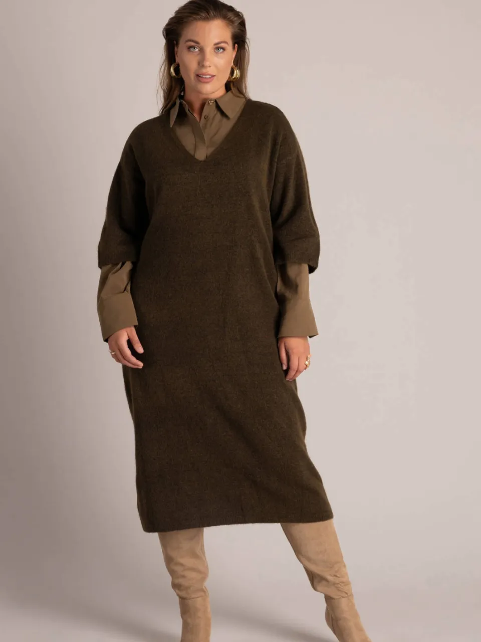 Yest Curve Plus Size gebreide midi jurk met wol - olijfgroen