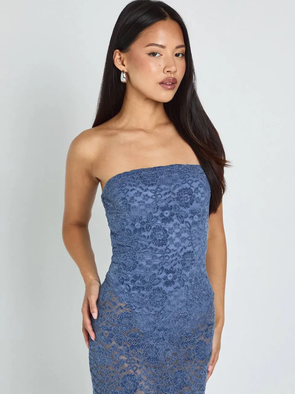boohoo Dames Petite fluwelen kanten bandeau maxi-jurk blauw, foto 3