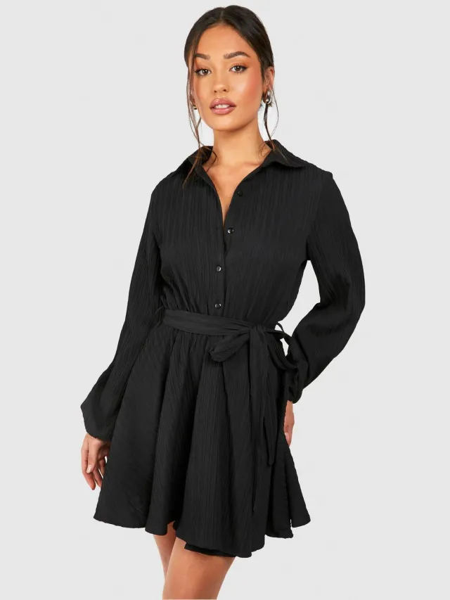 boohoo Dames Petite Crinkle Skater Shirtjurk Zwart