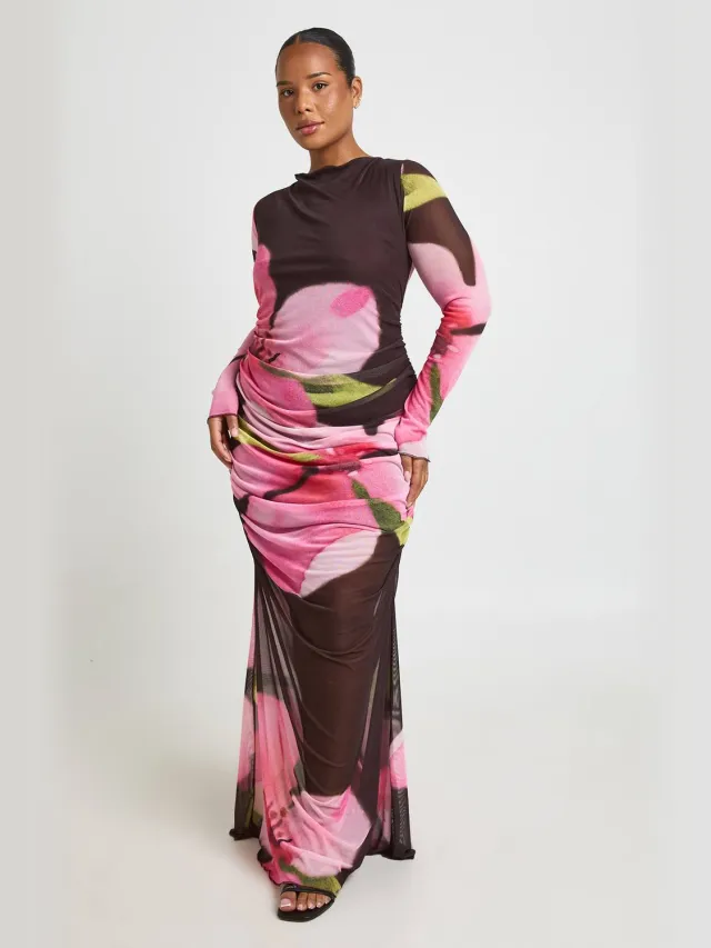 boohoo Dames Plus Gebloemde Maxi-jurk Met Mesh En Plooien Chocoladebruin