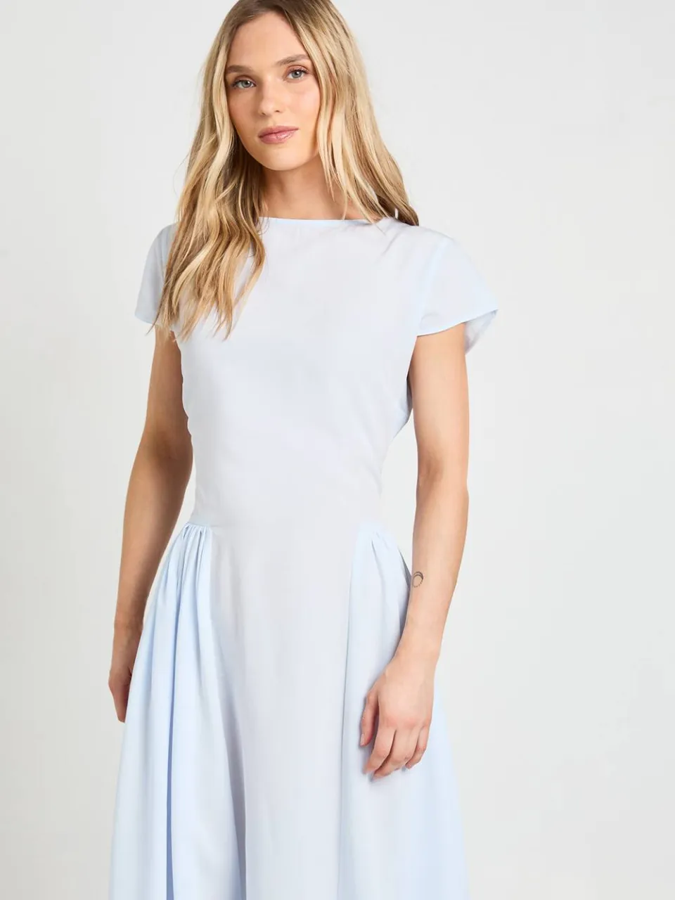 boohoo Dames Petite Getextureerde Volume Rok Midaxi Jurk pastelblauw, foto 4
