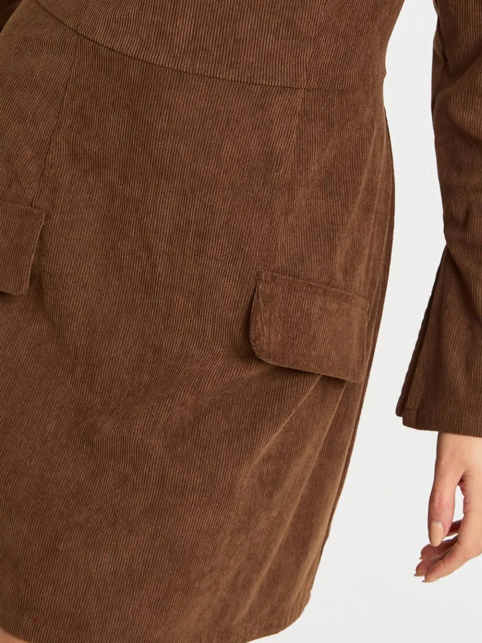 boohoo Dames Cord Mini-jurk met hoge hals chocoladebruin, foto 4