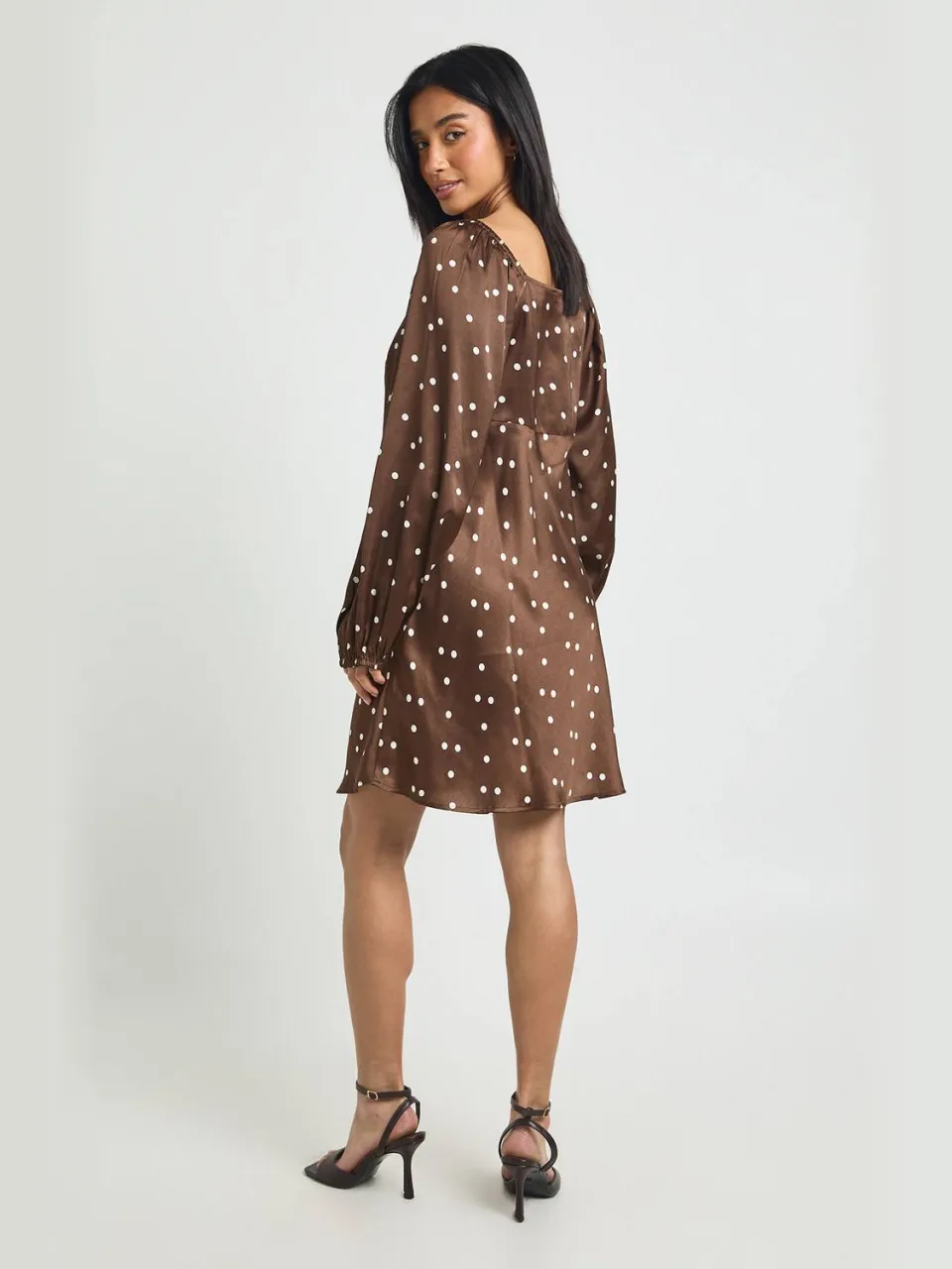 boohoo Dames Petite Polkadot Volumineuze Mouwen Satijnen Mini Jurk chocoladebruin, foto 2