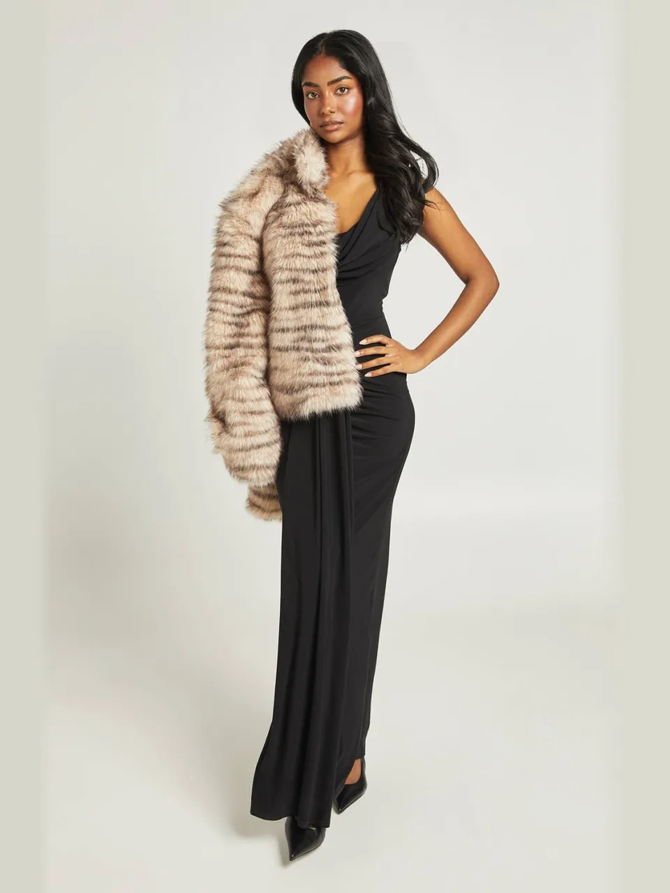 boohoo Dames Dubbellaags Slinky Drape Voorkant Cold Shoulder Maxi Jurk Zwart