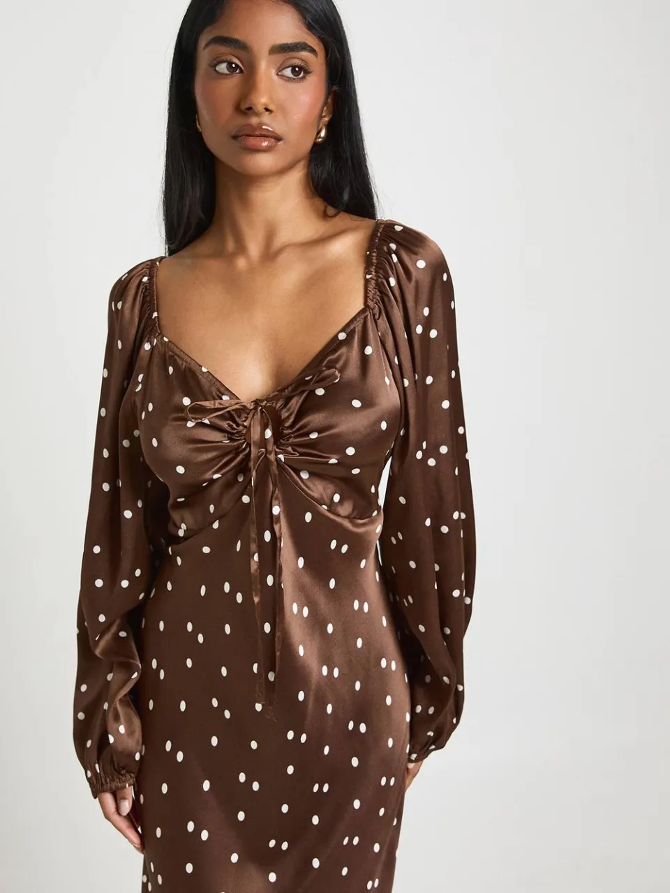 boohoo Dames Satijnen Midaxi Jurk met Stippenprint en Volumineuze Mouwen chocoladebruin, foto 3