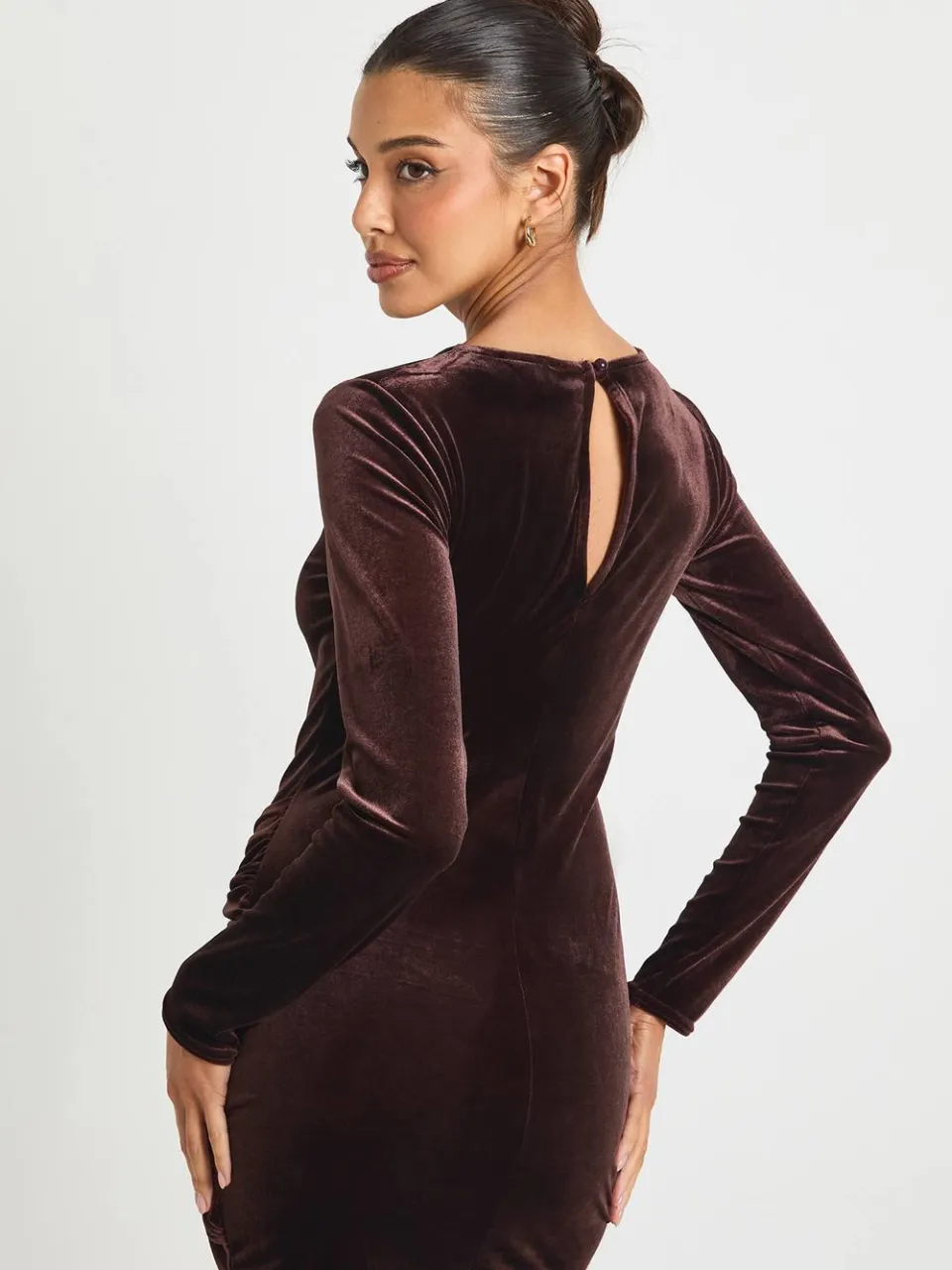 boohoo Dames Fluwelen mini-jurk met strik in de taille en lange mouwen chocoladebruin, foto 3