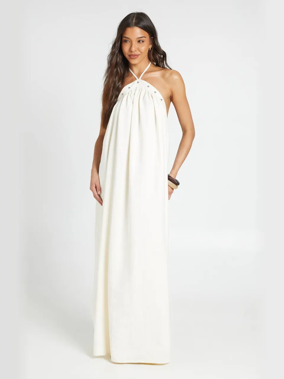 boohoo Dames Getextureerde Halternek Jurk Met Studs En Trapeze Model Crème