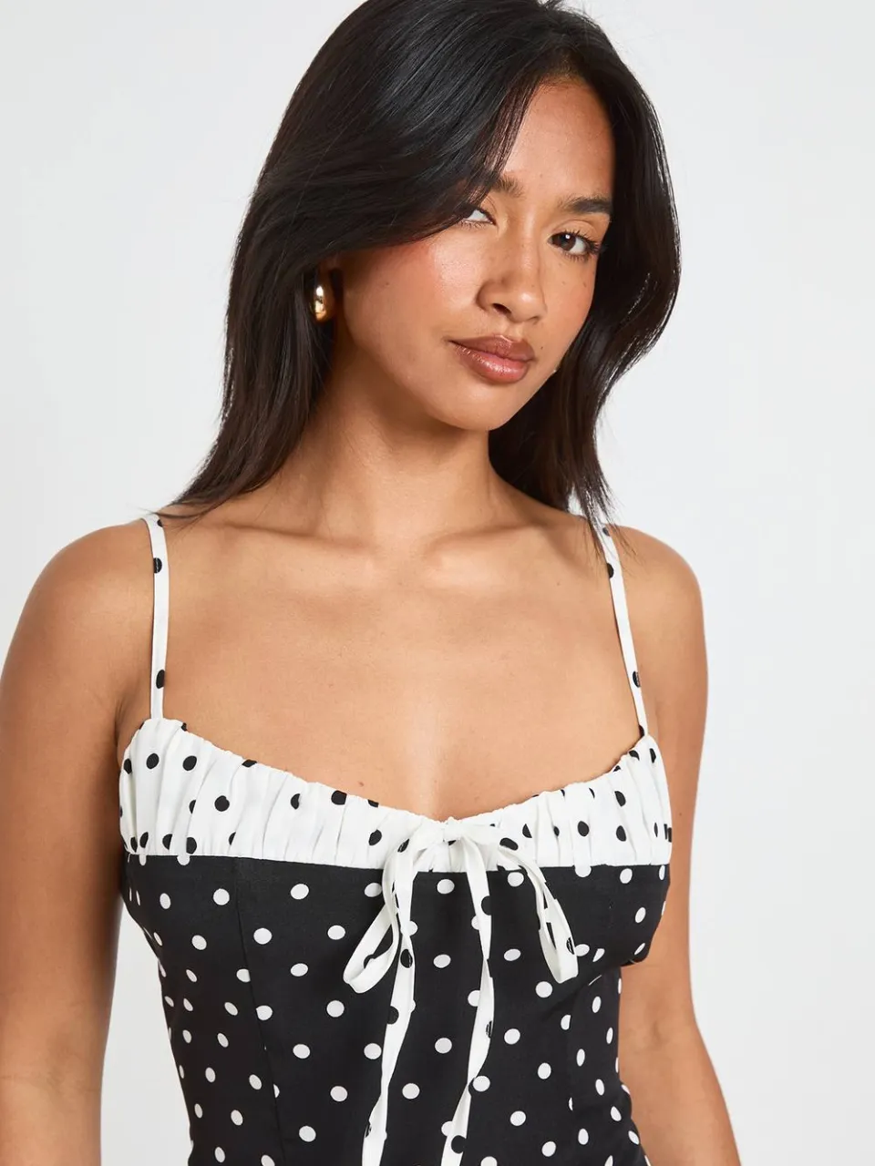 boohoo Dames Petite Contrasterende Polkadot Mini Jurk zwart, foto 4