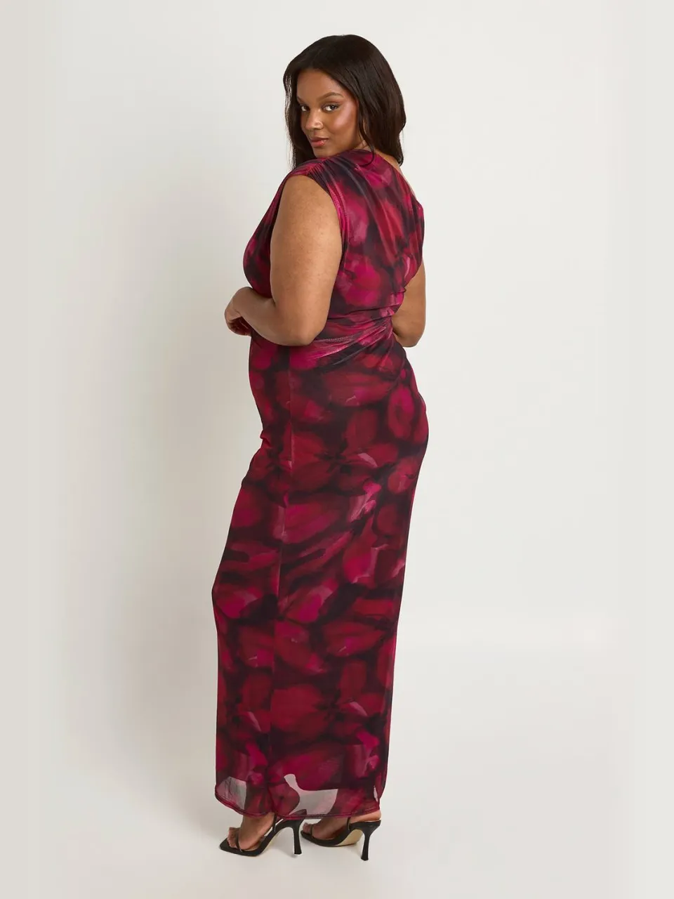 boohoo Dames Plus Bloemen Mesh Asymmetrische Maxi Jurk magenta, foto 3